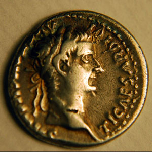 Изображение Тиберия на монете. 