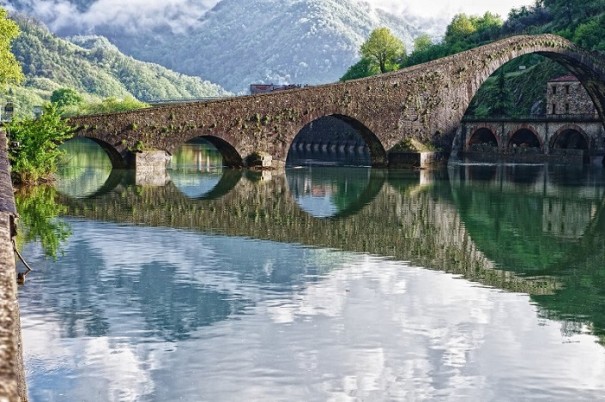 Мост в городке Борго-а-Моццано