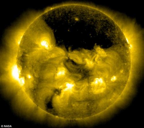 Об огромной дыре на Солнце сообщили ученые из Америки.