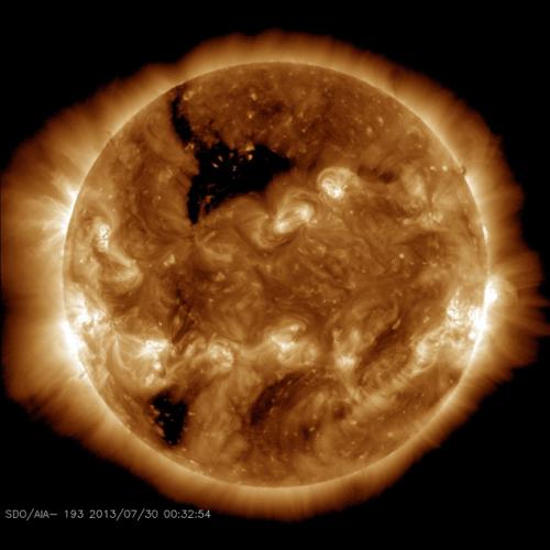 Об огромной дыре на Солнце сообщили ученые из Америки.