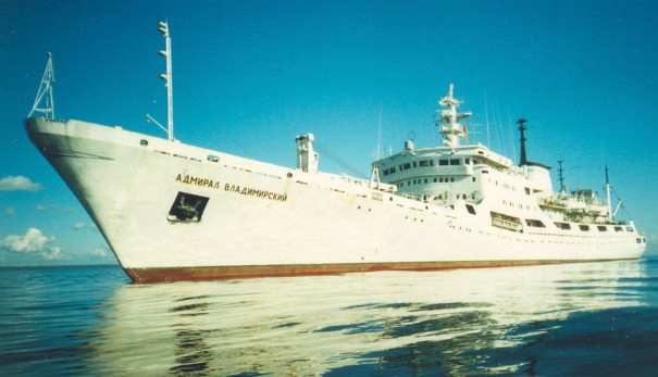Судно «Адмирал Владимирский» отправилось в экспедицию в Антарктику