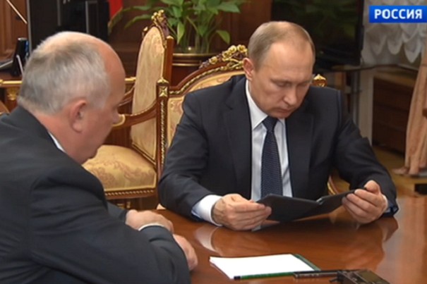 Руководитель «Ростеха» продемонстрировал Путину электронный учебник и передатчик из набора «Ратник»
