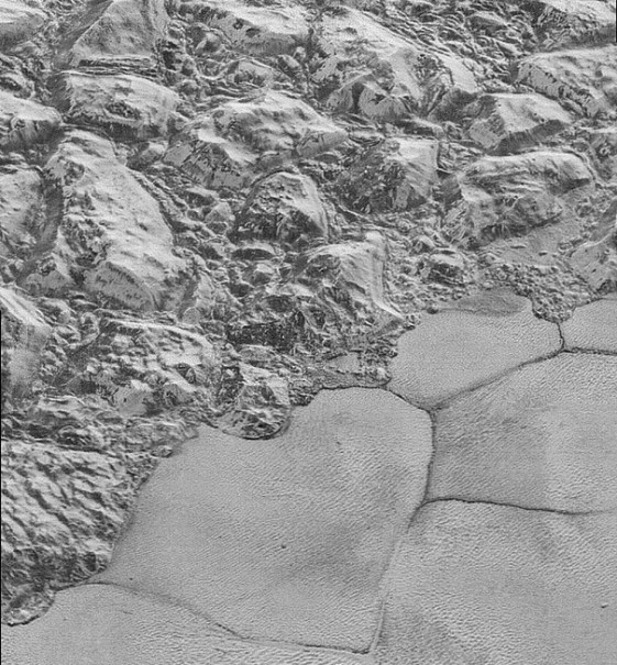 New Horizons прислал сделанные с минимального расстояния фото Плутона