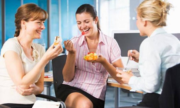 Ученые узнали, что обеды с коллегами повышают продуктивность работы