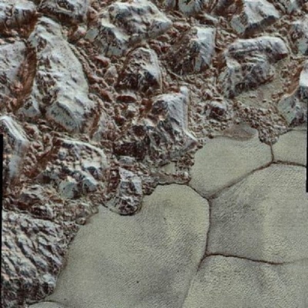 NASA поделилась фотоснимками поверхности Плутона с близкого расстояния 5 фото