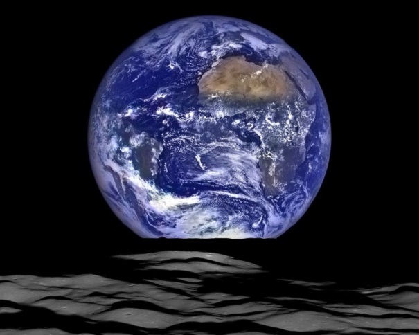 NASA опубликовало снимок с Луны с видом на огромную Землю