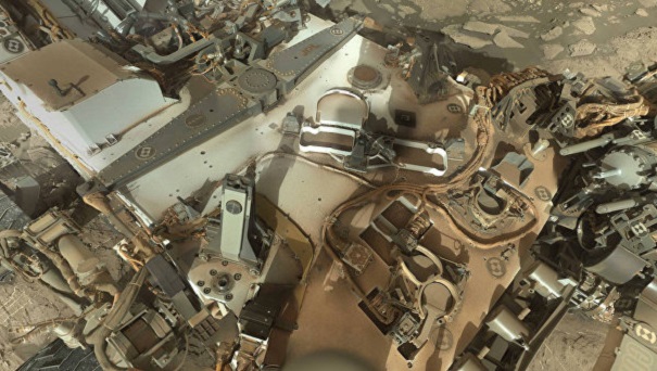 Марсоход Curiosity в первый раз «взглянул» себе на спину