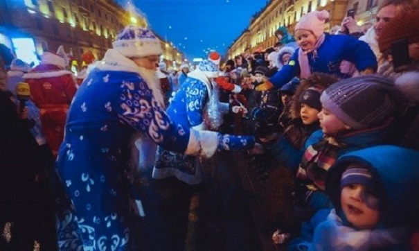 В Минске на шествии Дедов Морозов юноша поджег свои руки