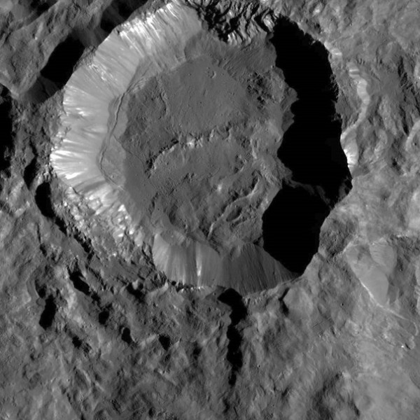 Зонд Dawn отыскал таинственные белые пятна в нескольких кратерах на Церере