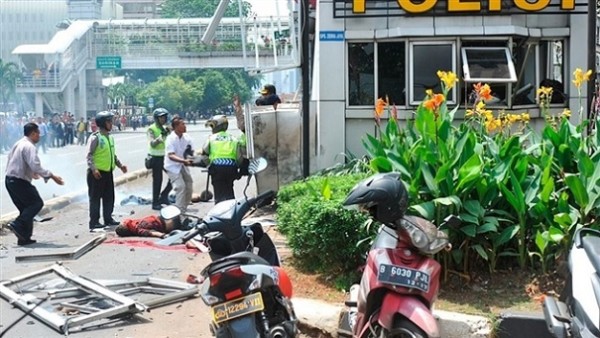 В итоге терактов в Джакарте погибло как минимум 12 человек