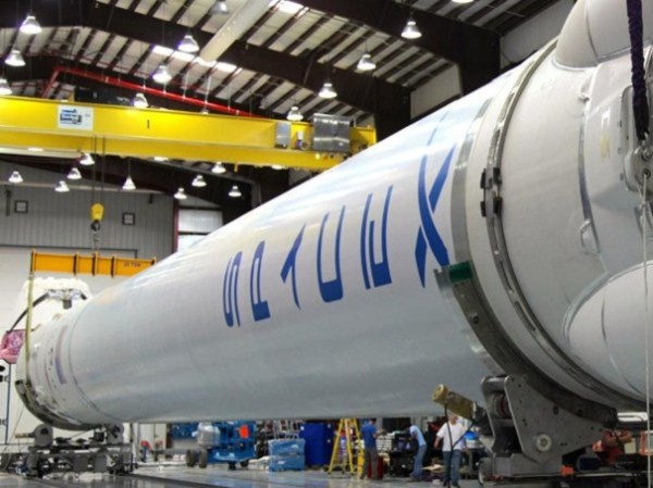 SpaceX попробует посадить ступень Falcon 9 на баржу в открытом море