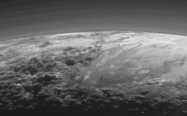 NASA опубликовало снимок черной стороны спутника Плутона Харона