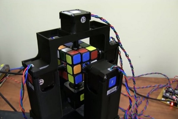 Супербыстрый робот собрал кубик Рубика за секунду