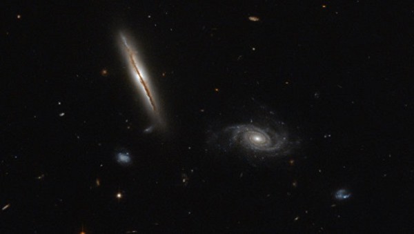«Хаббл» получил фото незаурядной галактики, лежащей на «боку»