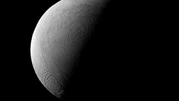 NASA опубликовало снимок схожего на Луну Энцелада