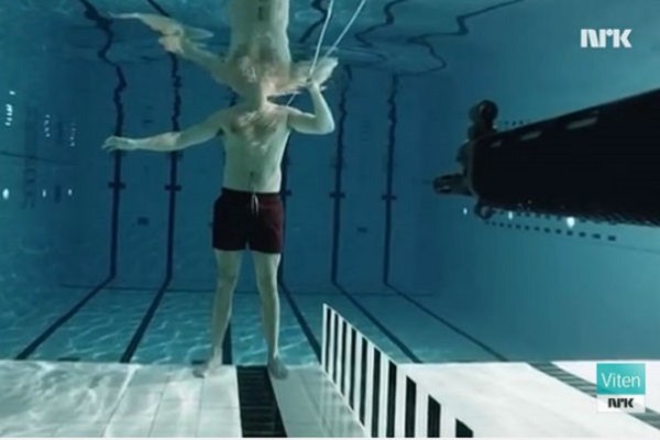 Норвежский физик выстрелил в себя под водой из автомата