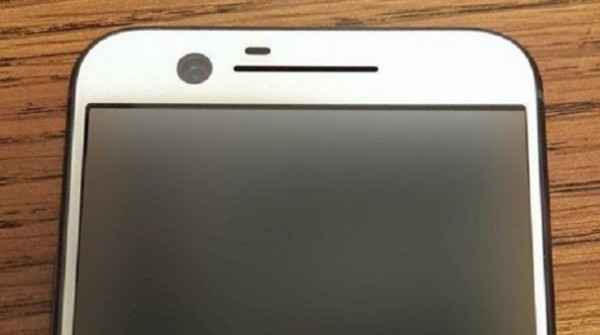 HTC One M10 появился на фото в белом цвете