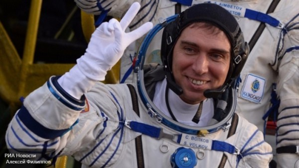 Русские космонавты первый раз в течении следующего года вышли в открытый космос