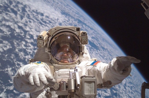 Русские космонавты преждевременно завершили выход в открытый космос