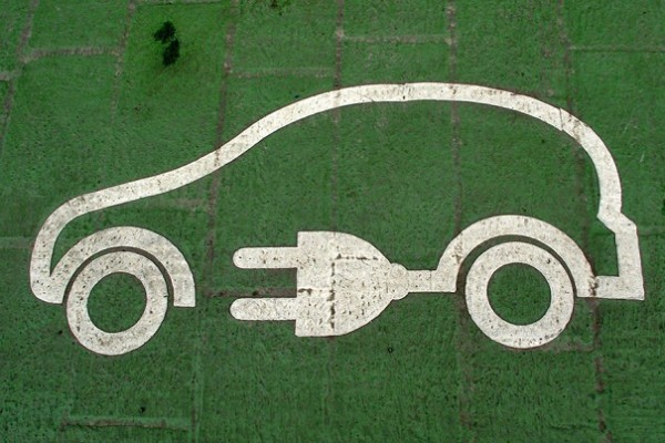 В Японии создают электромобиль, получающий энергию от дороги