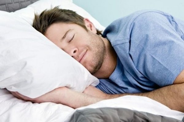 Ученые узнали, почему люди плохо спят на новом месте