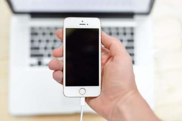 Специалисты предупреждают от разговоров по iPhone в процессе зарядки девайса