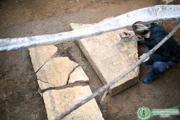 Надгробия, найденные в Высоко-Петровском монастыре, позволили разрешить археологическую загадку