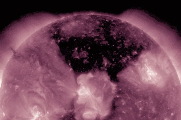 NASA На Солнце обнаружили огромную корональную дыру