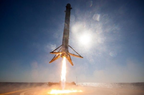 SpaceX показала новое видео исторической посадки ракеты в океане