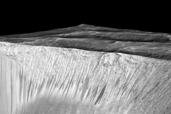 Ученые отыскали следы кипящей воды в загадочных темных линиях на Марсе