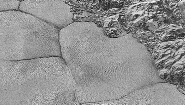 Зонд New Horizons передал снимки Плутона с наивысшим разрешением