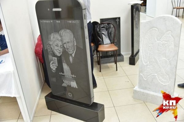 Россиянам предлагают покупать надгробные монументы в виде IPhone