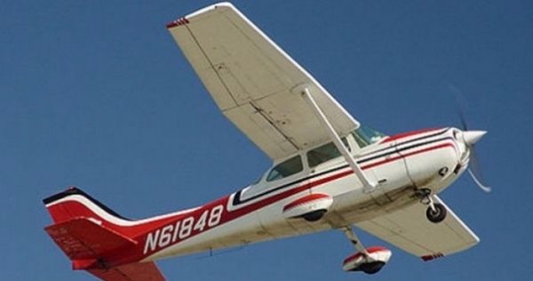 Легкомоторный самолет совершил вынужденную посадку на остров в пригороде Хабаровска