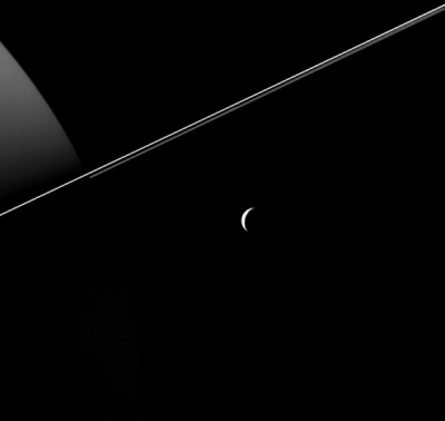 Размещен снимок спутника Сатурна Тефии в виде полумесяца