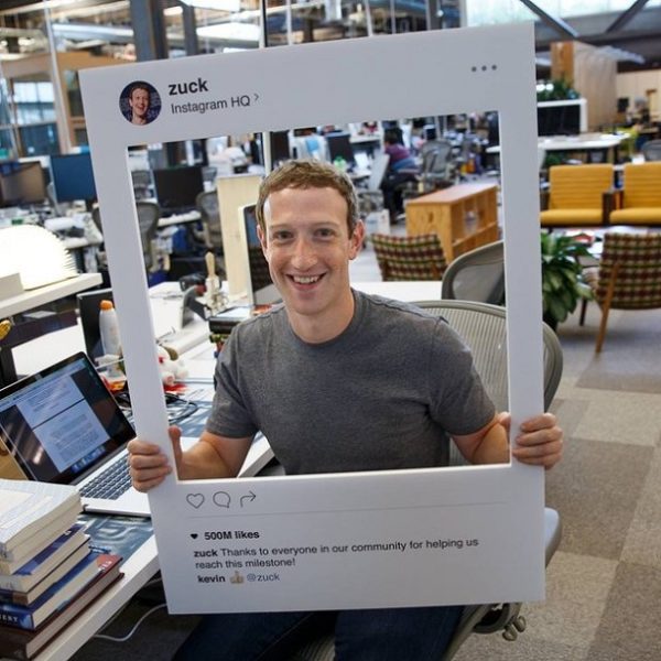 Цукерберг боится своего детища: основатель социальная сеть Facebook заклеил камеру и микрофон на ноутбуке