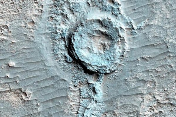 НАСА показало 'перевернутый' кратер на Марсе