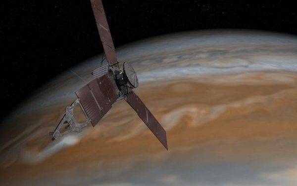 Аппарат «Юнона» сообщил 1-ый снимок Юпитера и его снимков на Землю