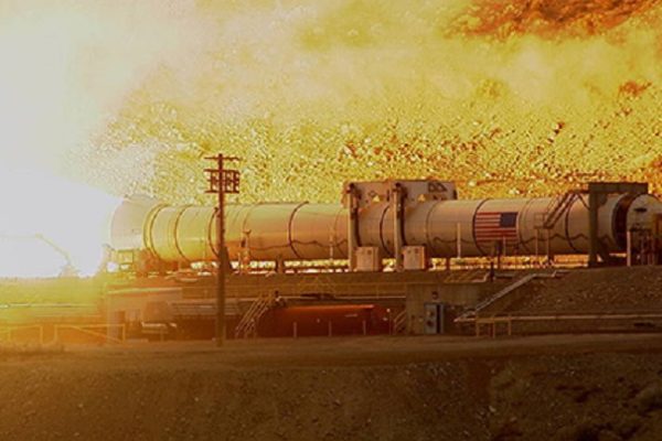НАСА показало видео испытаний ускорителя для сверхтяжелой ракеты