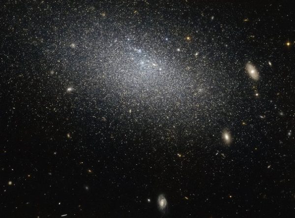 Во Вселенной найдена галактика-отшельница с загадочным поведением