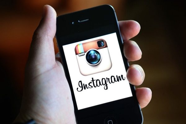 В iOS сейчас можно публиковать фотографии в социальная сеть Instagram прямо из галереи «Фото»
