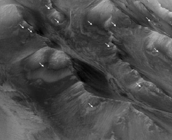 NASA показало снимки водных каньонов Марса