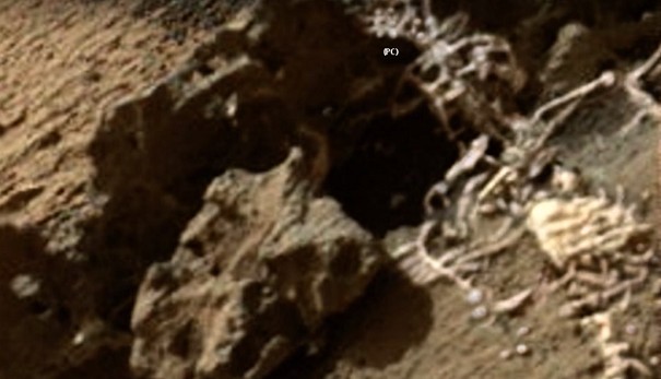 Скелет гномика рядом с марсоходом «Любопытство» 