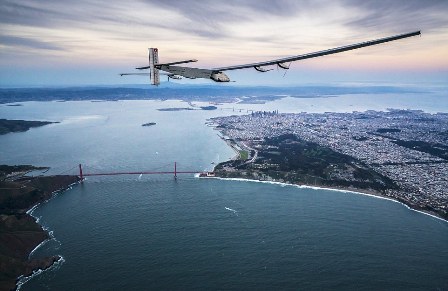 Самолет Solar Impulse 2 облетел пирамиды в Гизе