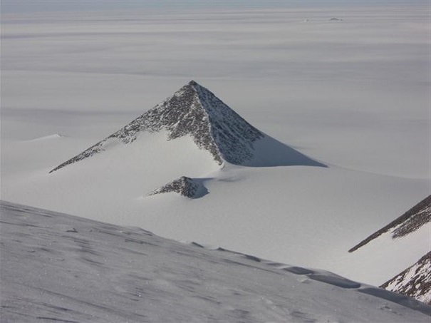 Древнейшие пирамиды обнаружили ученые в Антарктиде