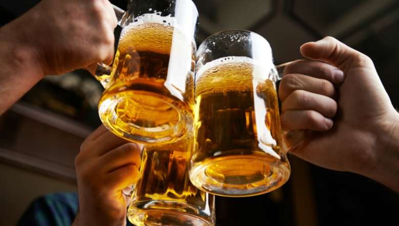 Полезные свойства пива: ученые заявили что его употребление делает человека счастливым
