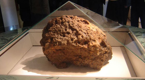 Российские ученые изучили кристалл найденный в пыли метеорита Челябинск и заявили что он не является алмазом