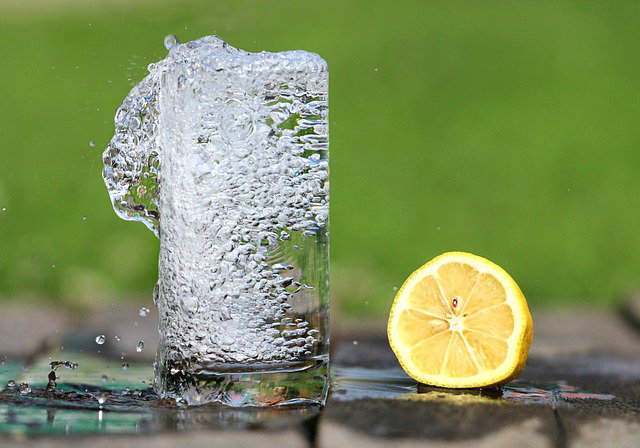 Ученым удалось очистить грязную воду до питьевой специальным листом