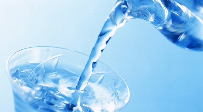 Ученые рассказали о влиянии бутилированной воды на фертильность