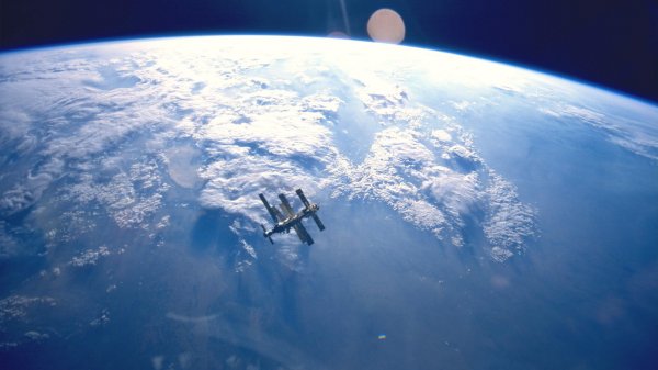 Высоту орбиты полета МКС подняли на 2,2
