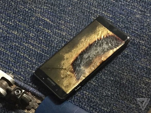 Дымящийся смартфон Samsung не дал самолету взлететь